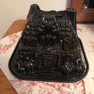 Haunted House Cake Pan - Black